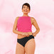 Essentials Brazilian Kraftigt Flow menstruationstrusser demonstreres af model.