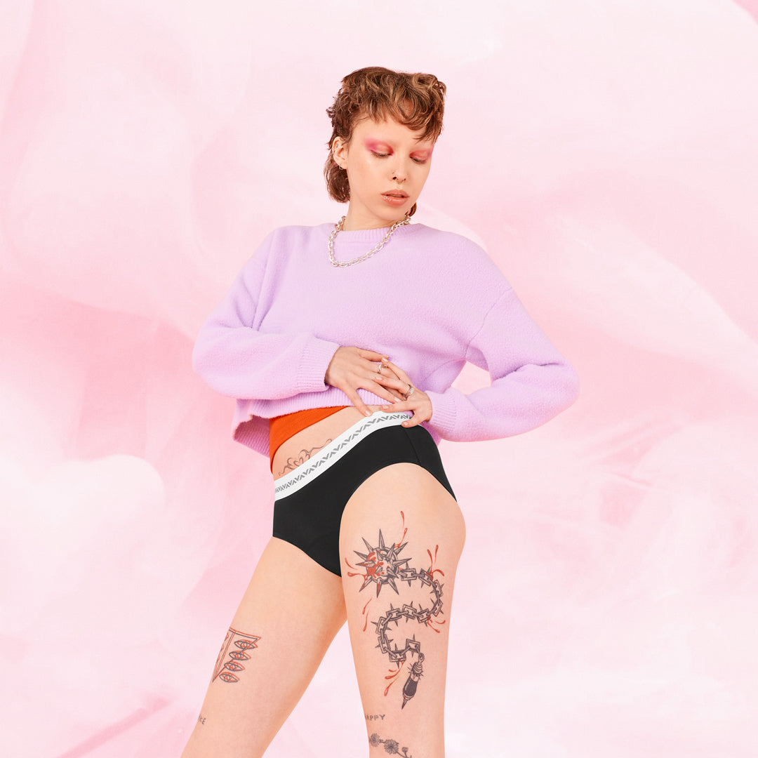 ComfortFit Essentials Hipster Logo Let Flow, bæres af person, viser design.