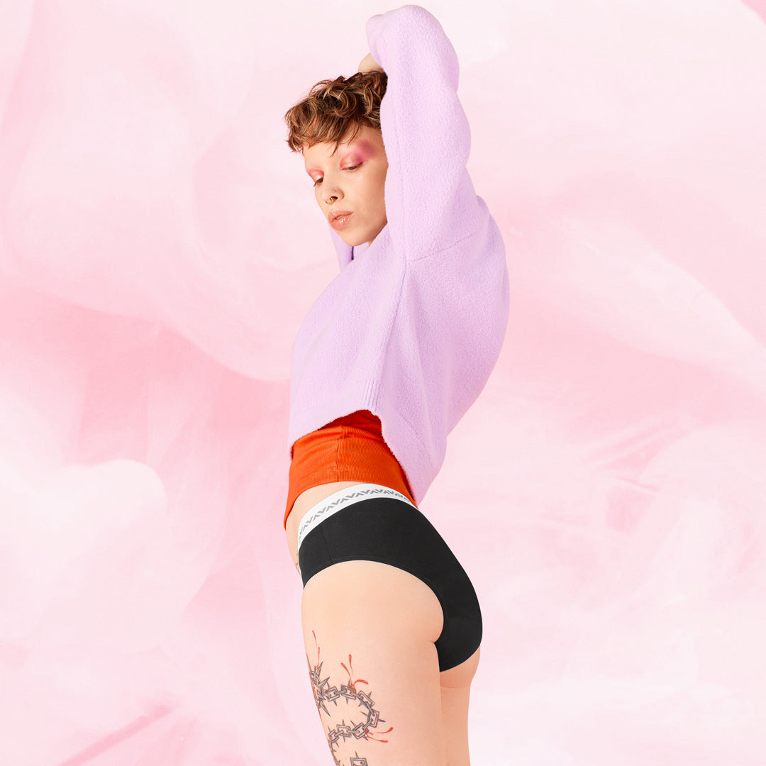 ComfortFit Essentials Hipster Logo Moderat Flow bæres af model i moderne stil.