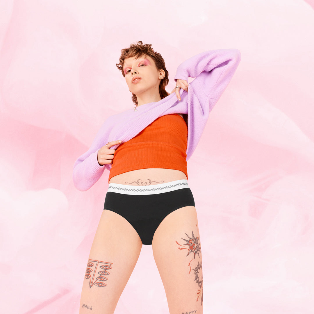 Model viser Essentials Hipster Logo Kraftigt Flow menstruationstrusser.