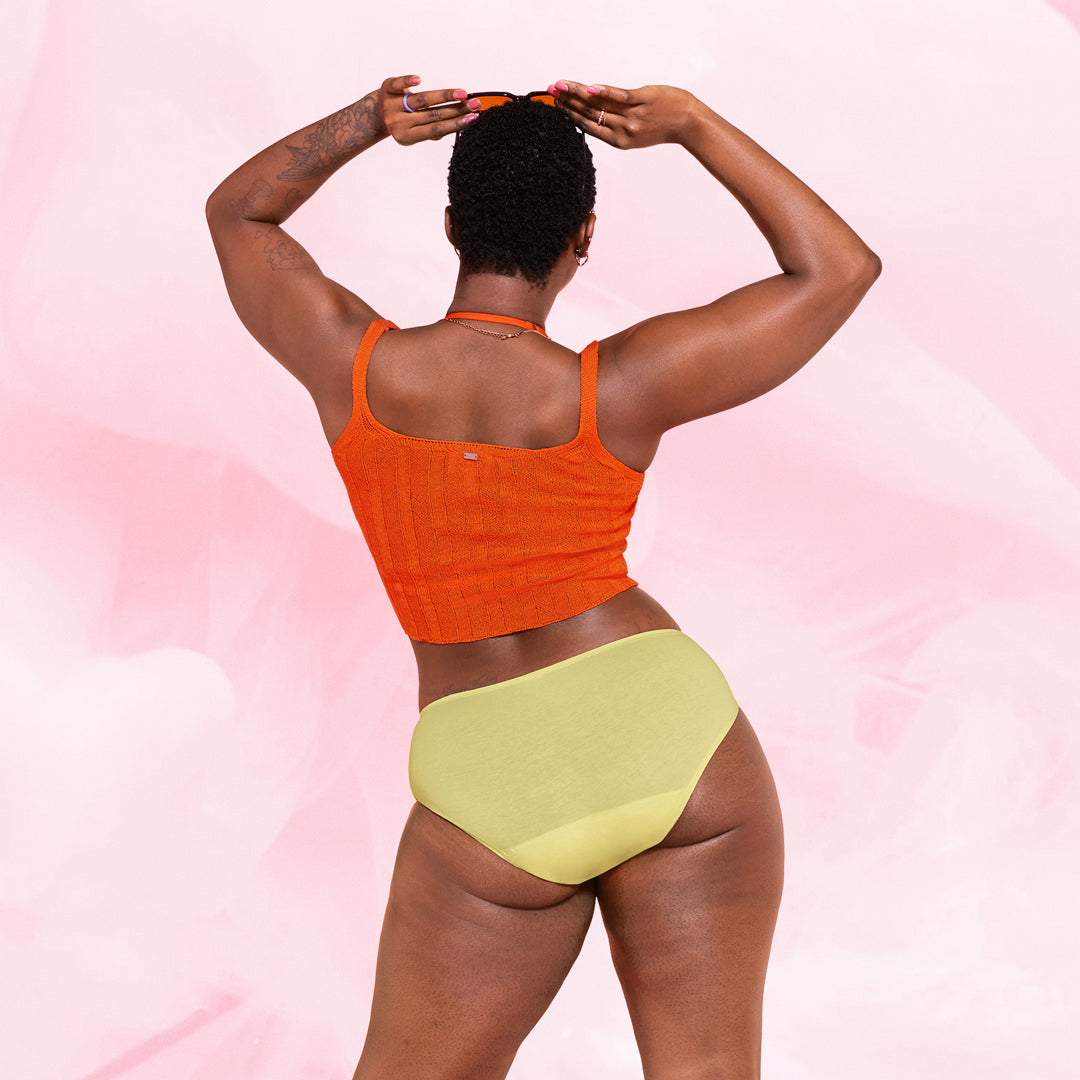 Person bagfra i ComfortFit Essentials Hipster Kraftigt Flow menstruationstrusser.