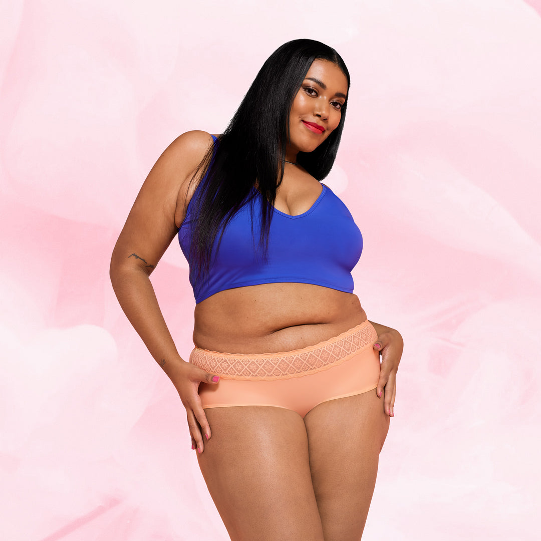 Plus-size kvinde i Hipster Full Lace Kraftigt Flow Menstruationstrusser.