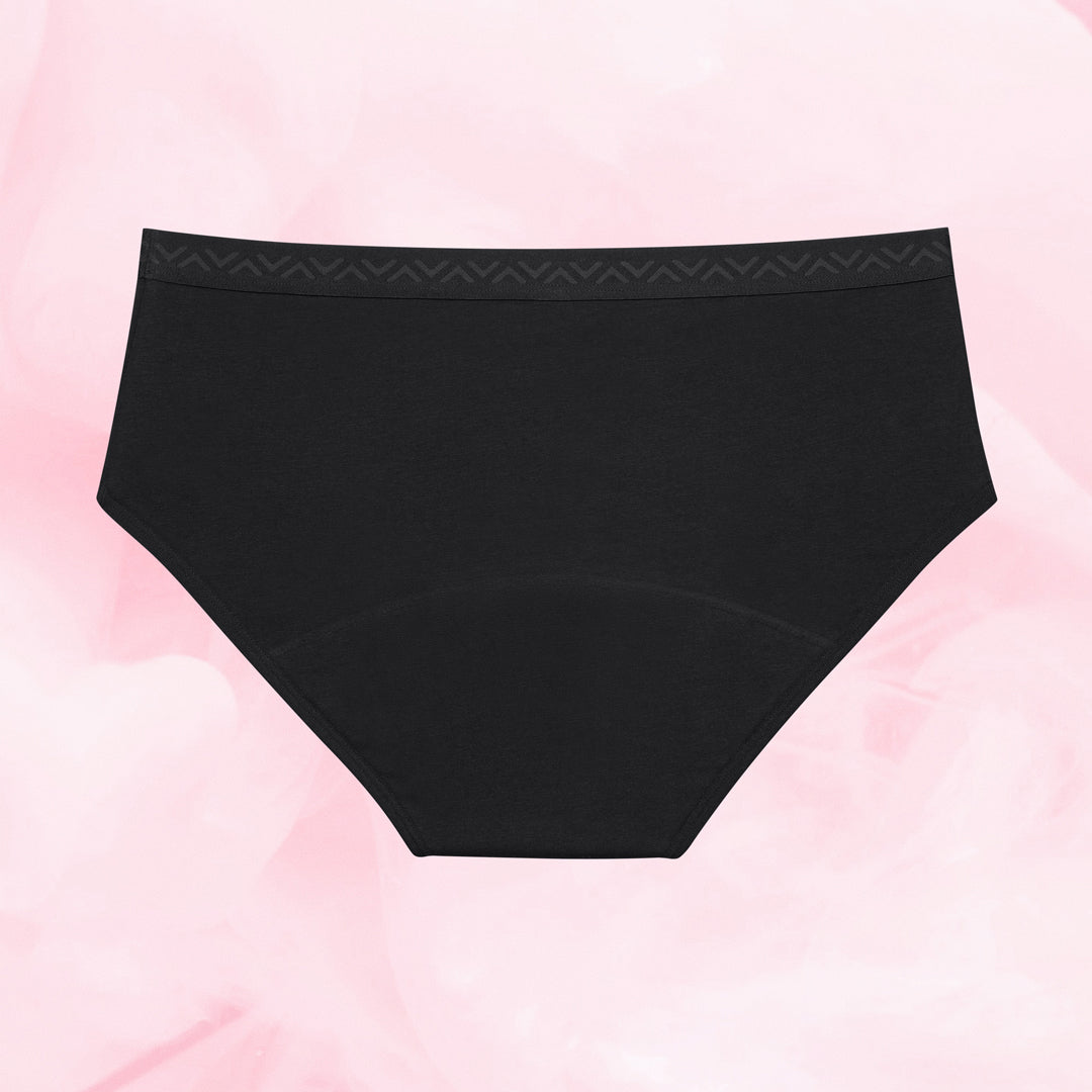 Teen Hipster Moderat Flow Menstruationstrusser i brief-stil på lyserød baggrund.