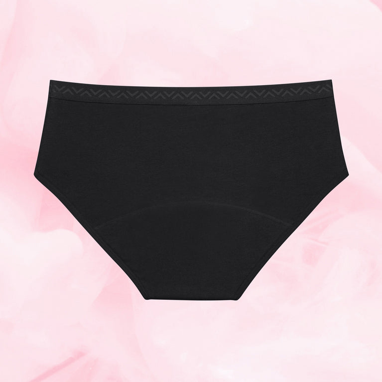 Teen Hipster Moderat Flow Menstruationstrusser i brief-stil på lyserød baggrund.