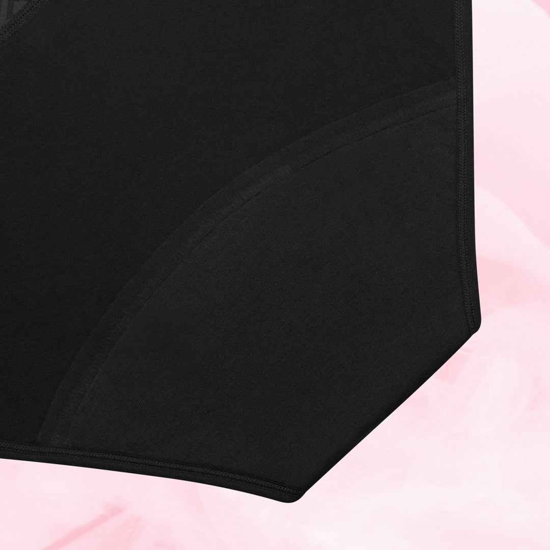 Teen Hipster Moderat Flow Menstruationstrusser på blød pink overflade.