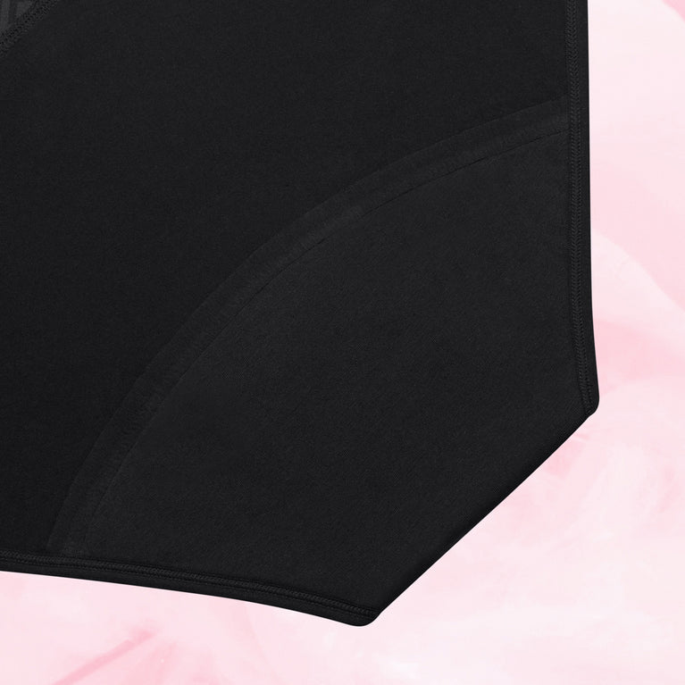 Teen Hipster Moderat Flow Menstruationstrusser på blød pink overflade.