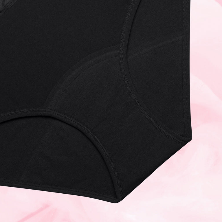 Tre par Teen Hipster Moderat Flow Menstruationstrusser fanned ud.