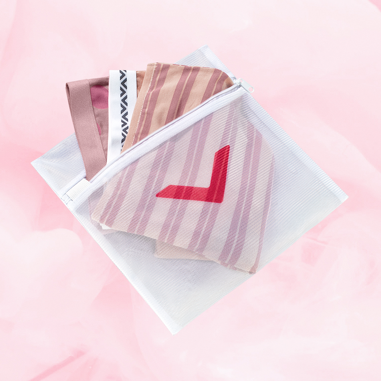 Vaskepose med mesh, beskytter undertøj mod slitage, lynlås lukning.