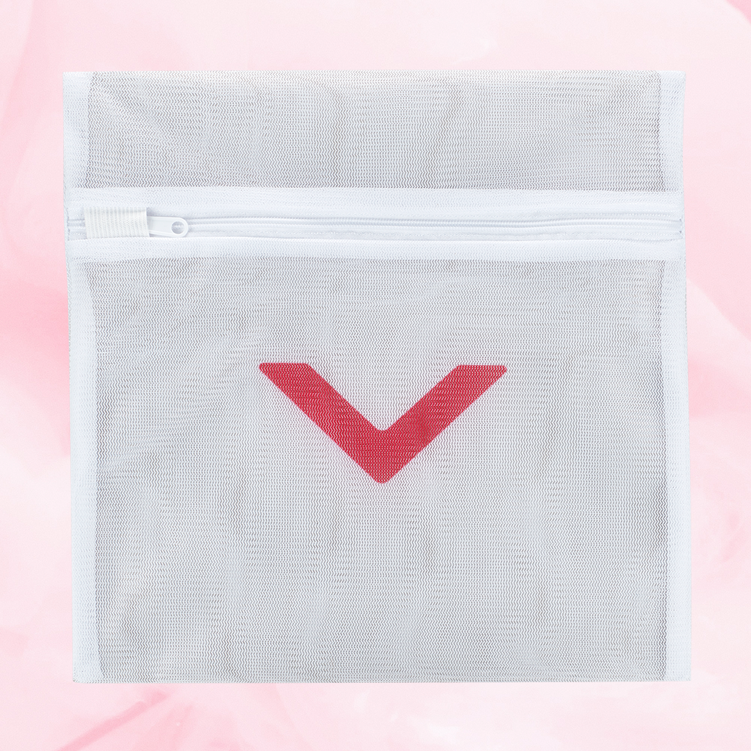 Vaskepose med rød chevron, mesh, lynlås, 25x25 cm.