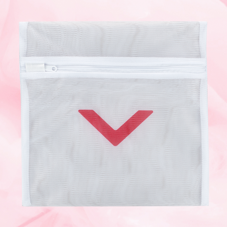 Vaskepose med rød chevron, mesh, lynlås, 25x25 cm.