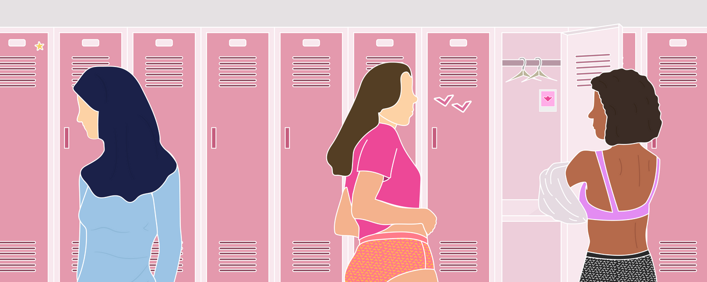 En gruppe teenagepiger i et omklædningsrum, som gør sig klar til en idrætstime. Nogle har allerede taget idrætstøj på, mens andre er ved at klæde om og har menstruationstrusser på.