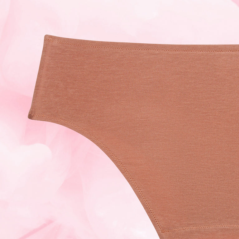 Premium Comfort Brazilian Let Flow menstruationstrusser, tæt motiv af sømløs bikini-design.