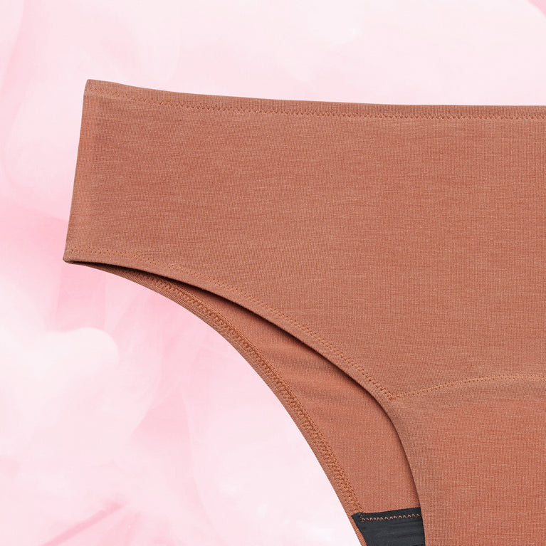 Premium Comfort Brazilian Let Flow Menstruationstrusser med sømløs bomuldsblanding og absorberende gusset.