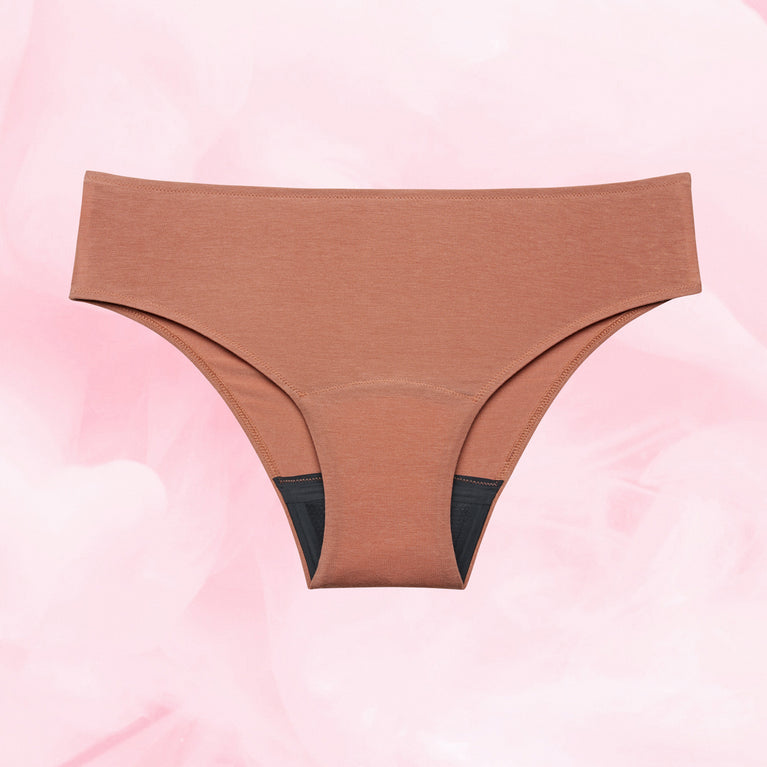 Premium Comfort Brazilian Let Flow Menstruationstrusser, hip-hugger stil med mørkere gusset-panel.
