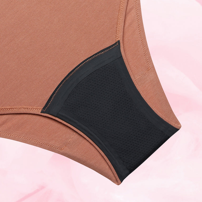 Premium Comfort Brazilian Let Flow Menstruationstrusser med rustbrun farve og sort mesh-indsats.
