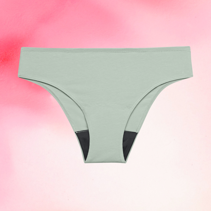Period Underwear
      Let flowessentials-brazilian-light-menstruationstrusser
