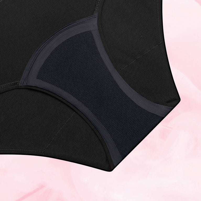 ComfortFit Essentials Hipster Logo Moderat Flow menstruation underwear with stylish waistband.