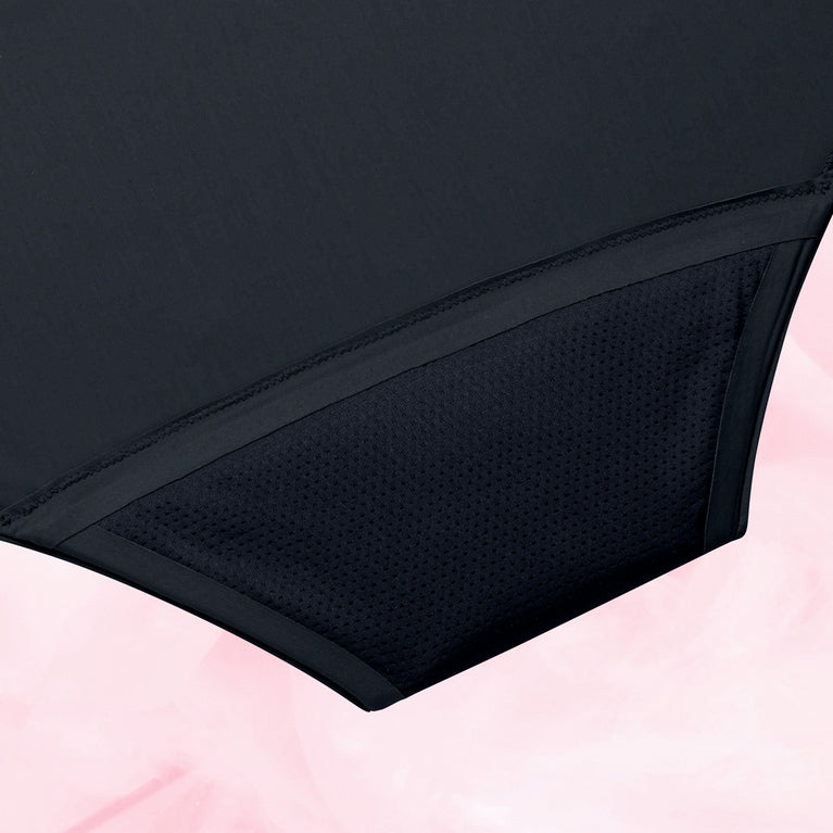 Hipster Multifluid Menstruationstrusser with lace details and soft, breathable fabric.