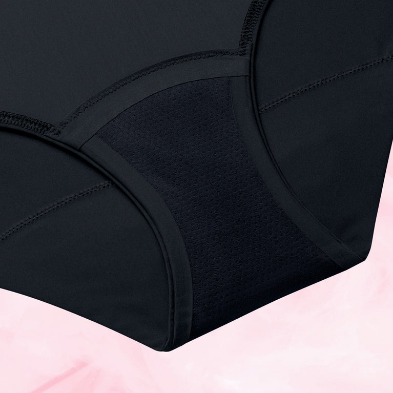 Hipster Multifluid Menstruationstrusser with lace details and snug fit.