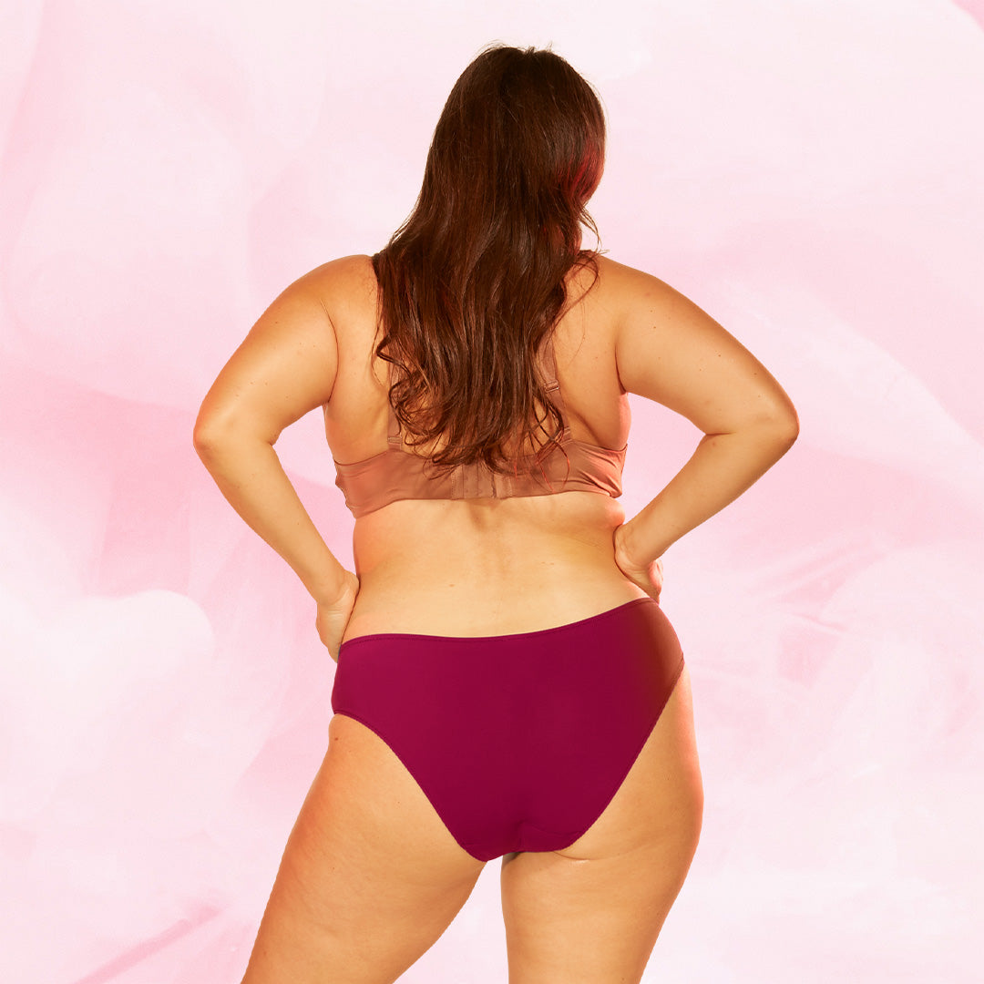 Kvinde bagfra iført Brazilian Let Flow Menstruationstrusser.