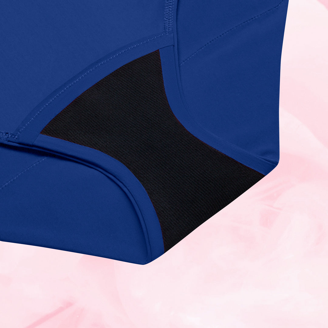 Højtaljet Snit Dots Moderat Flow Menstruationstrusser med sort mesh panel.
