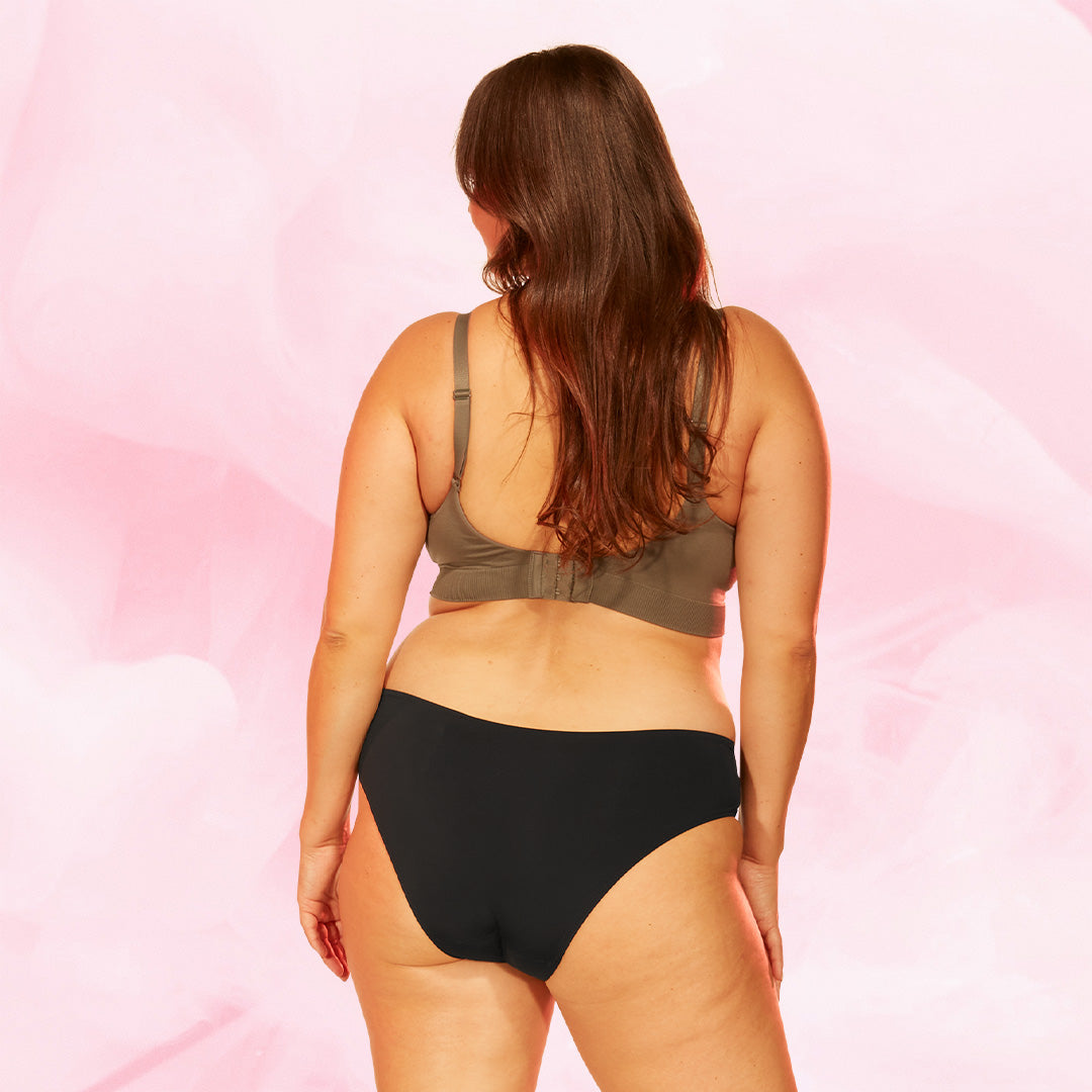 Person iført khakifarvet Brazilian Let Flow Menstruationstrusser set bagfra.