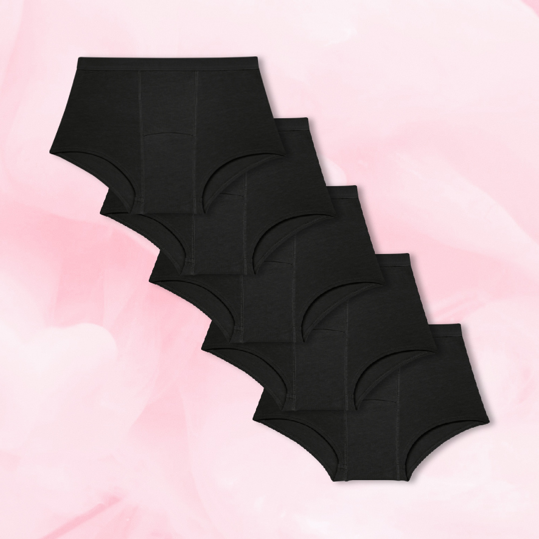 Fem Teens Boxer Kraftigt Flow 5-pak menstruationstrusser præsenteret overlappende.