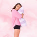 Kvinde med Teens Sleepwear Boxer Til Natten, krammer stor pude.