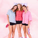 Tre unge kvinder i Teens Sleepwear Boxer Til Natten afslappet posering.