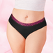 ComfortFit High Leg Måttlig Flow menstruationstrusser med bred magenta elastisk linning.