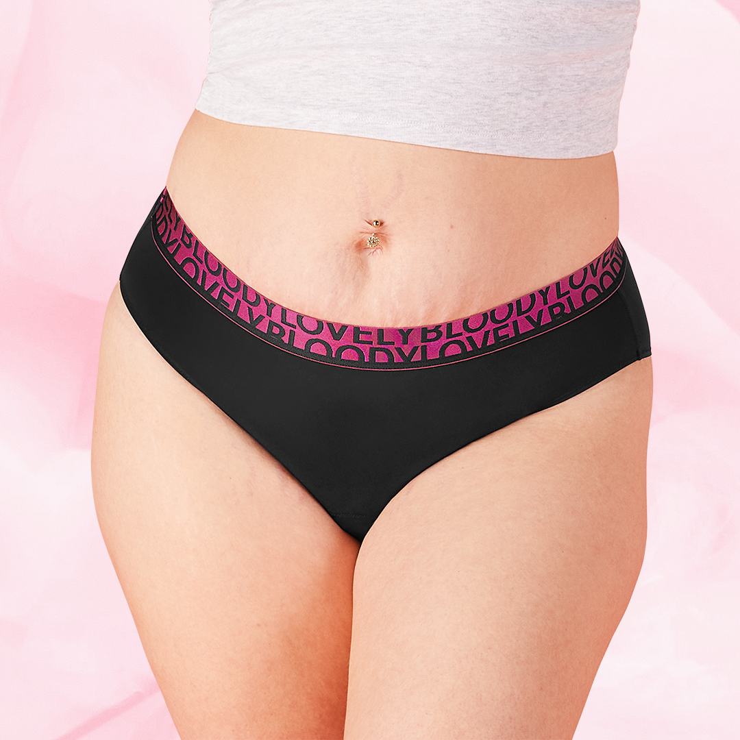 ComfortFit High Leg Måttlig Flow menstruationstrusser med bred magenta elastisk linning.