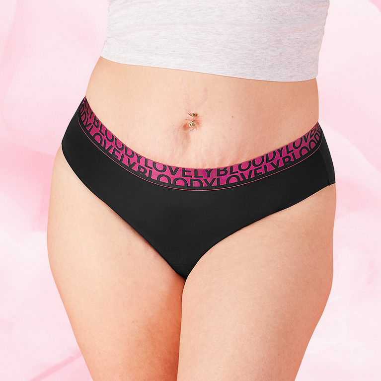 ComfortFit High Leg Måttlig Flow menstruationstrusser med bred magenta elastisk linning.