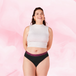 Kvinde iført ComfortFit High Leg Lite Flow menstruationstrusser.