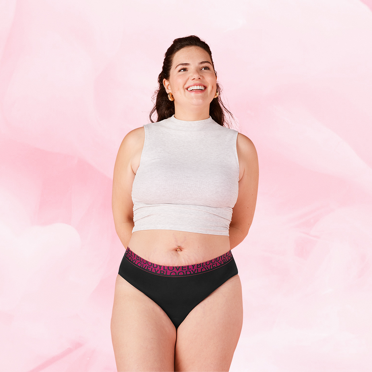 Kvinde iført ComfortFit High Leg Lite Flow menstruationstrusser.