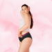 Kvinde iført ComfortFit High Leg Lite Flow menstruationstrusser.