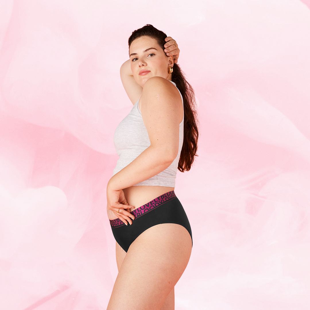 Kvinde iført ComfortFit High Leg Lite Flow menstruationstrusser.