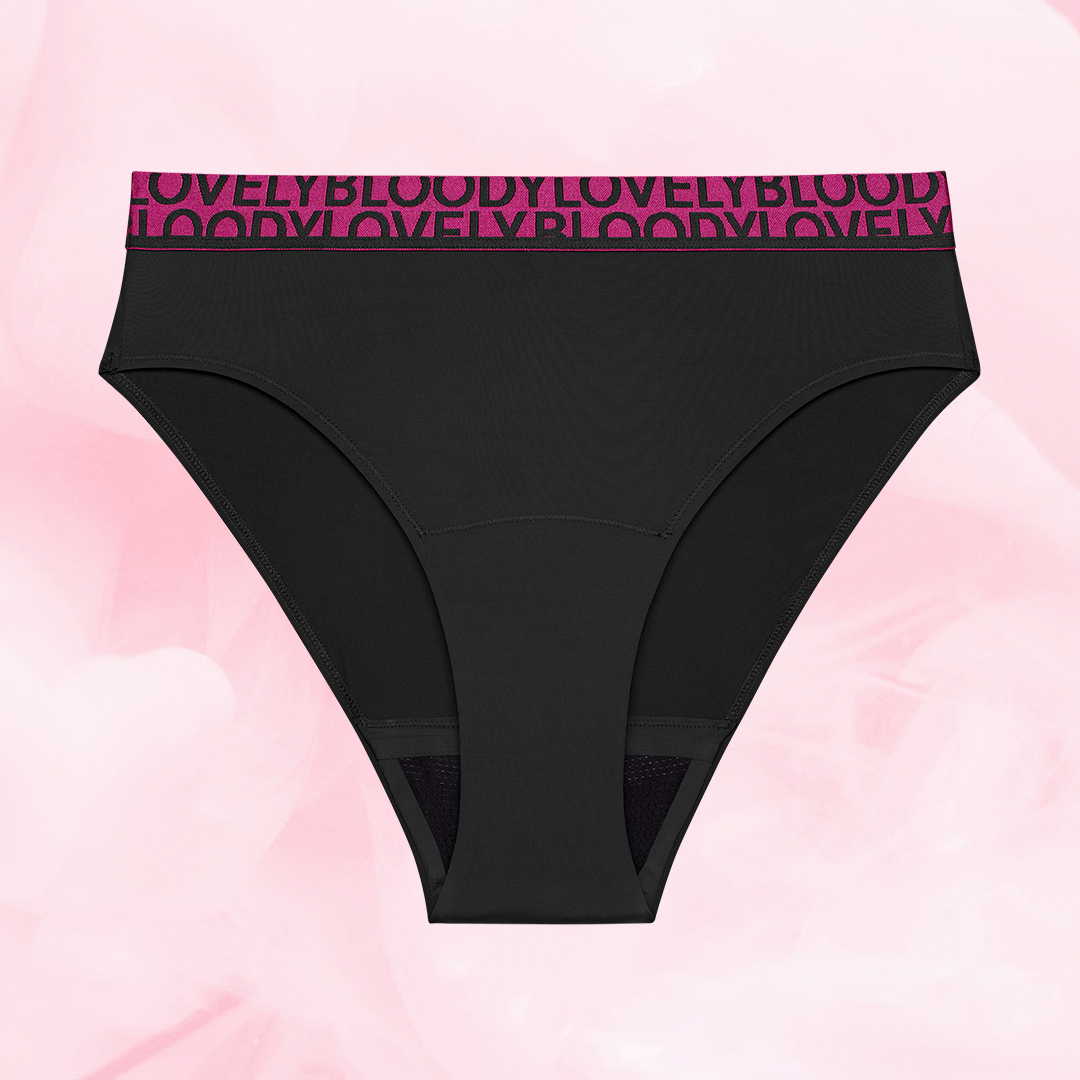 ComfortFit High Leg Riklig Flow menstruationstrusser med fuchsia elastik.