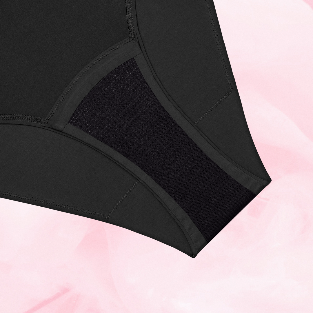 ComfortFit High Leg Riklig Flow menstruationstrusser med meshpanel og synlige sømme.