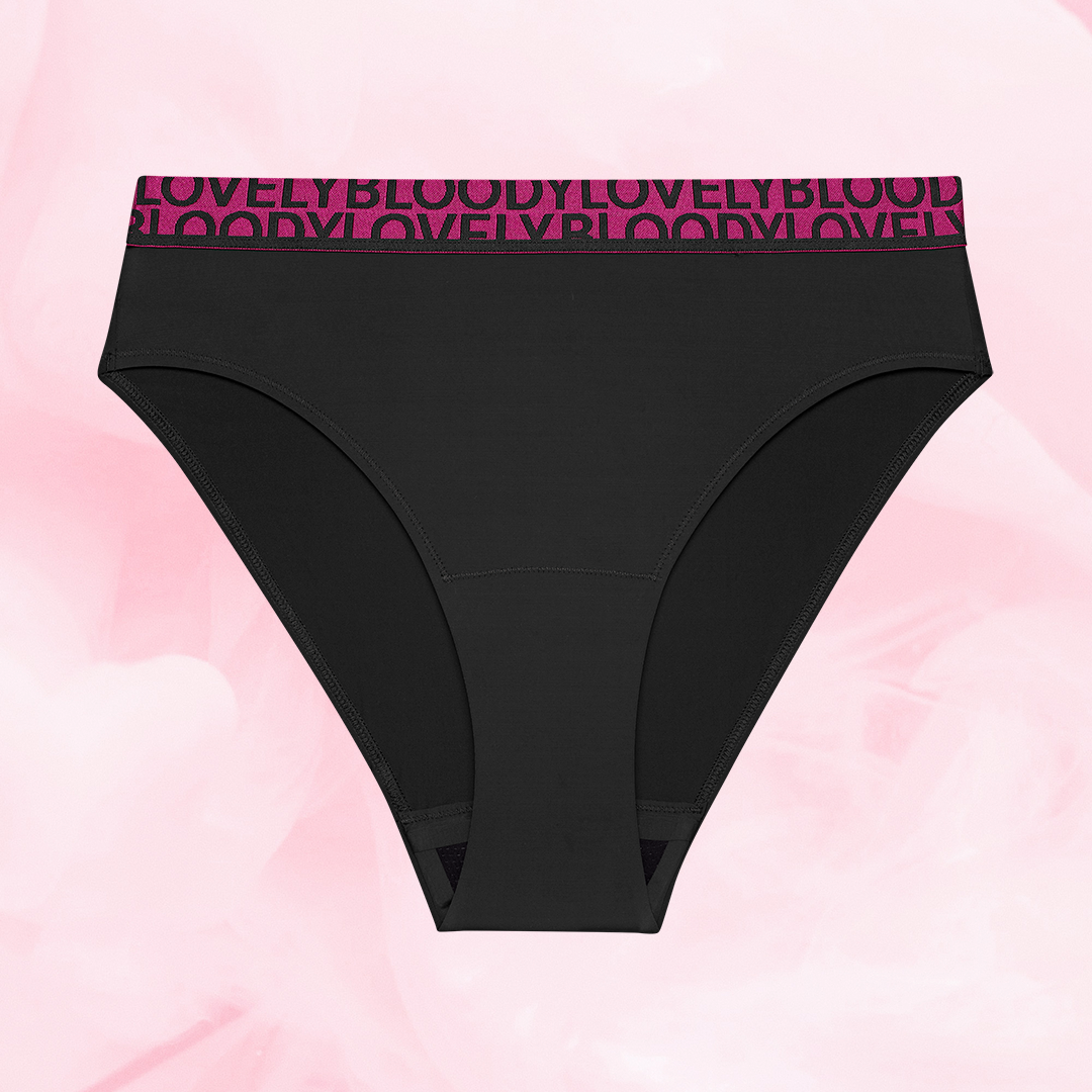 ComfortFit High Leg Lite Flow menstruationstrusser med pink elastik og tekst.