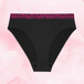 ComfortFit High Leg Lite Flow menstruationstrusser med pink elastik og tekst.