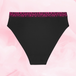 ComfortFit High Leg Måttlig Flow menstruationstrusser med magenta elastikbånd.