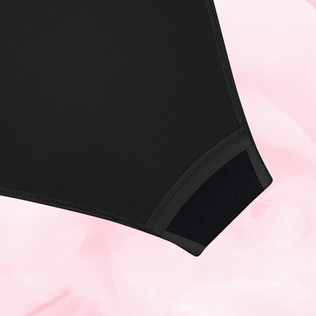 ComfortFit High Leg Måttlig Flow menstruationstrusser med synlig syning og tekstureret panel.