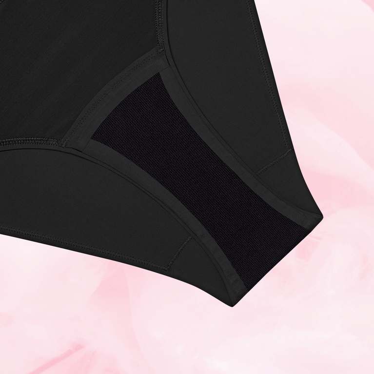 ComfortFit High Leg Måttlig Flow menstruationstrusser med synlige sømme og tekstureret gusset.