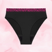 ComfortFit High Leg Riklig Flow menstruationstrusser med fuchsia elastik.