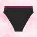 ComfortFit High Leg Riklig Flow menstruationstrusser med magenta elastik.